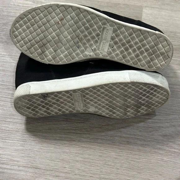 Steve MaddenTaylor Black Suede Bootie Sneaker Side Zippers Size 4 - Picture 8 of 8